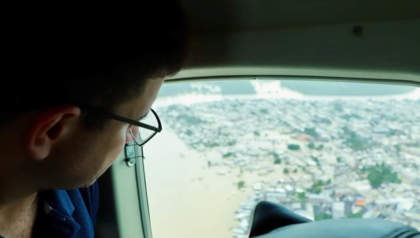 Em Tarauacá, Gladson visita desabrigados pela cheia e assegura ajuda do Estado